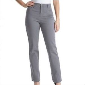 MAKE ME AN OFFER! Gloria Vanderbilt “Amanda” Jeans